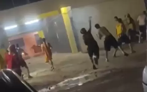 Agentes intervienen para frenar la confrontaci�n entre barras.