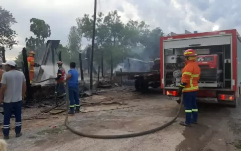 Vivienda reducida a escombros tras el incendio.