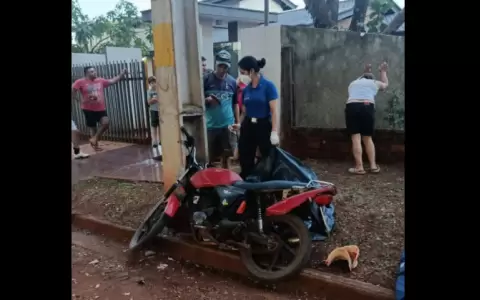 Columna contra la que impact� la motocicleta.