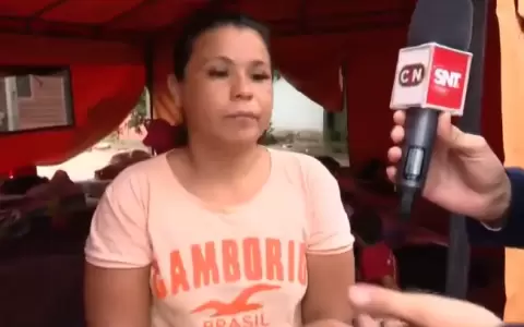 Familias aguardan ayuda en el albergue de Sajonia.