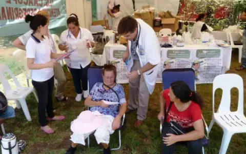Puestos del IPS operan para asistir a peregrinos.