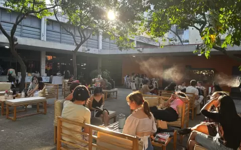 Picnic literario en el patio de la Biblioteca Nacional.