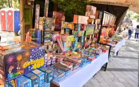 Puestos de venta recuerdan la importancia del uso responsable de la pirotecnia en estas fiestas.