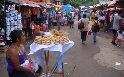 Vista de los puestos de venta instalados en las cercan�as de la Bas�lica.