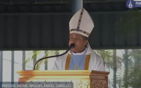 Mons. Miguel �ngel Cabello, obispo de Villarrica, durante la homil�a de este mi�rcoles en Caacup�