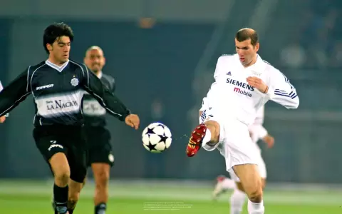 Julio C�sar C�ceres (izq) disputando una pelota con el franc�s Zinedine Zidane (der).