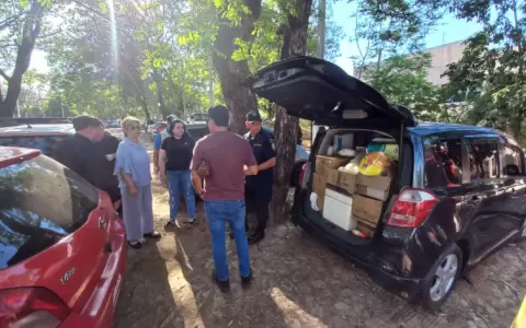 Veh�culos cargados con medicamentos fueron requisados en el estacionamiento del Hospital Central del IPS.