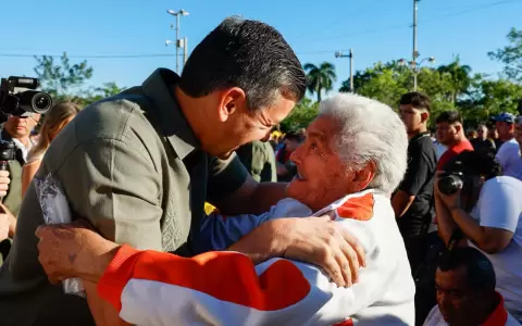 Santiago Pe�a en su visita anticipada en Caacup�.