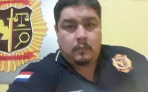 Documentos del jefe policial fueron hallados debajo de una de las carretas abandonadas por la caravana narco durante el operativo.