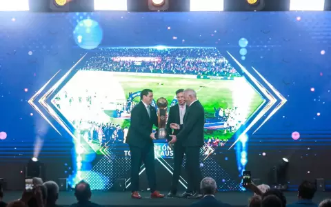 Cerro Porte�o se roba la escena en los Premios de Primera