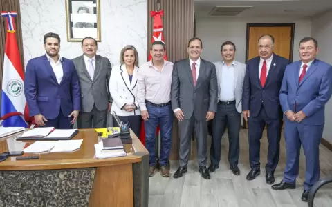 "El Toro" reapareci� con senadores de peso.