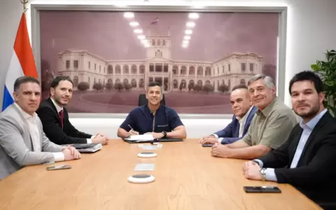 Santi Pe�a con sus ministros y senadores.