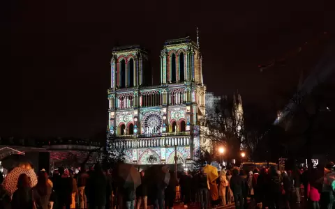 Catedral de Notre-Dame, iluminada con motivo de la ceremonia que marc� su reapertura, el 7 de diciembre de 2024.