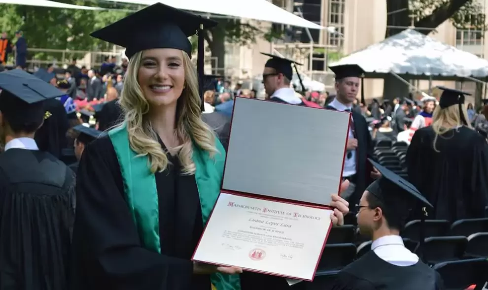 Luana Lopes Lara con su diploma de egresada del Instituto Tecnológico de Massachusetts.