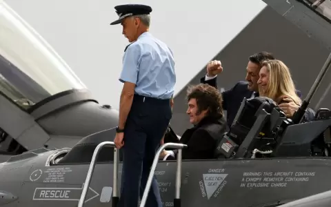 Javier Milei, se sienta en uno de los nuevos aviones F-16 Fighting Falcon, junto a su hermana y Secretaria General de la Presidencia, Karina Milei.