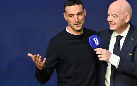Lionel Scaloni (izq) y Gianni Infantino (der).