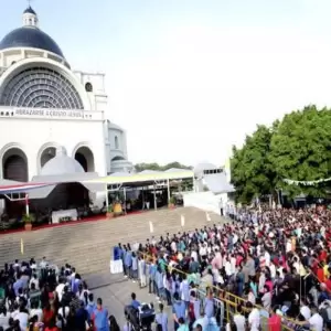 Caacupé vuelve a latir con la fe de miles de peregrinos