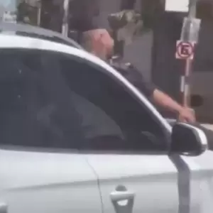 Conductora arrastra a un polic�a sobre el cap� tras provocar choque en Asunci�n