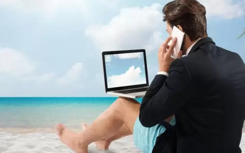 En la oficina, pero pensando en las vacaciones.