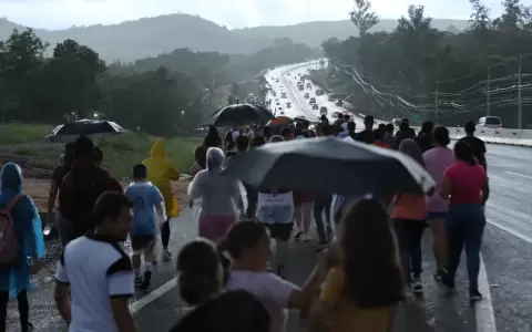 Peregrinaci�n bajo lluvia.