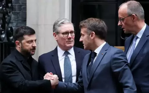 Macron estrecha la mano de Zelenski junto a Merz y Starmer en la residencia oficial del gobierno brit�nico en Londres, Inglaterra (08.12.2025)