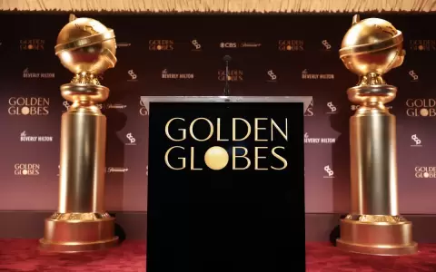 El podio y el escenario preparados para el anuncio de las nominaciones a los 83� Globos de Oro.