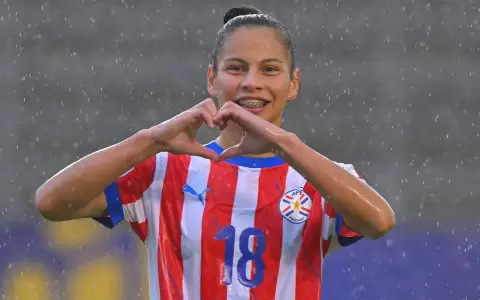El f�tbol femenino paraguayo hizo historia en este 2025 con la aparici�n de su nueva joya: Claudia Mart�nez Ovando.