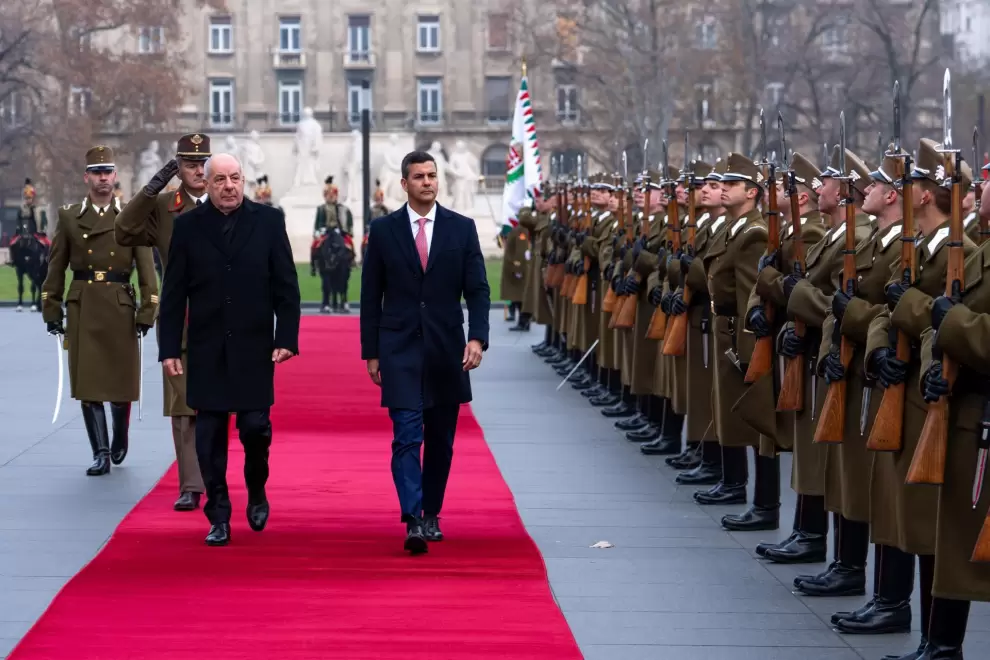 El presidente Santiago Pe�a lleg� a Hungr�a junto con la Primera Dama.