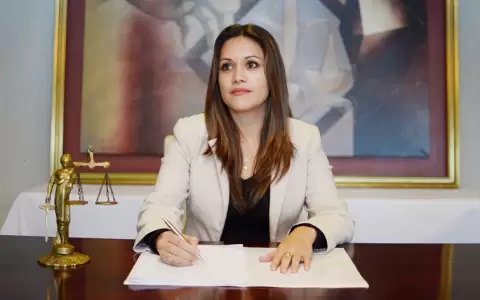 Karina Caballero, fiscal.