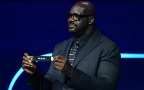 Shaquille O'Neal exhibiendo el nombre de Ir�n durante el sorteo de la fase de grupos del Mundial 2026.