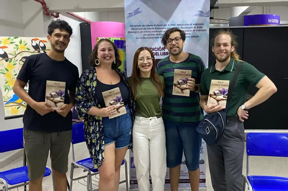 Zeudi Ibarra junto a algunos de los asistentes del taller literario.