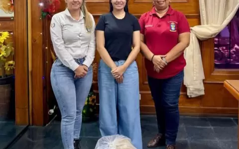 Gobernadora cartista vende "pol�tica social" con una sola bolsa de v�veres