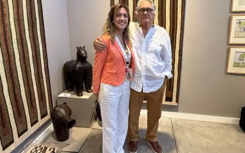 Laura Gonz�lez, directora de la galer�a, y Armando Andrade, coleccionista peruano.