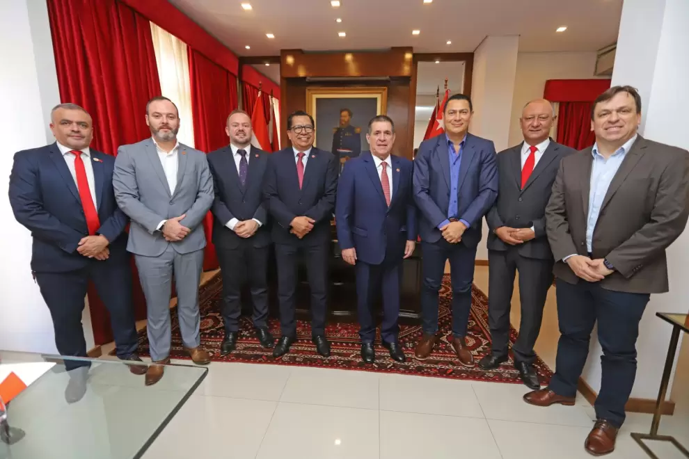Cartes con gobernadores y dirigentes de Central en la ANR.