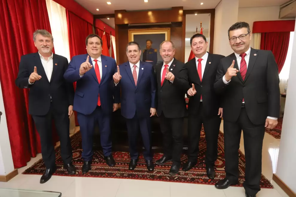 Cartes con gobernadores y dirigentes de Central en la ANR.
