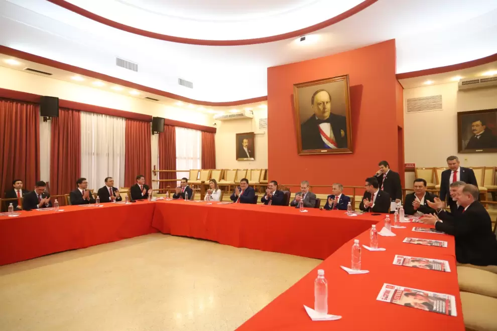 Cartes con gobernadores y dirigentes de Central en la ANR.