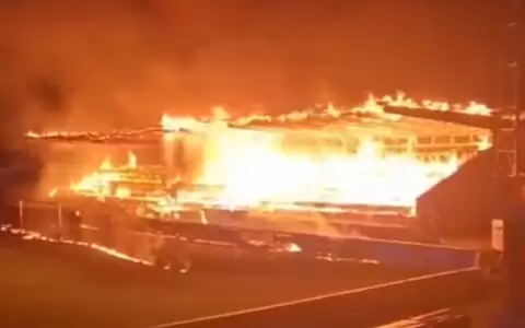 Adolescentes incendian estadio tras descenso de su equipo