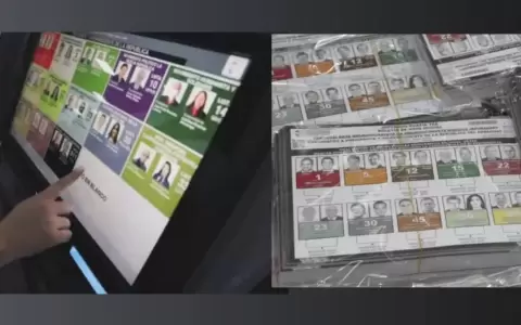M�quinas de votaci�n y antiguas papeletas.