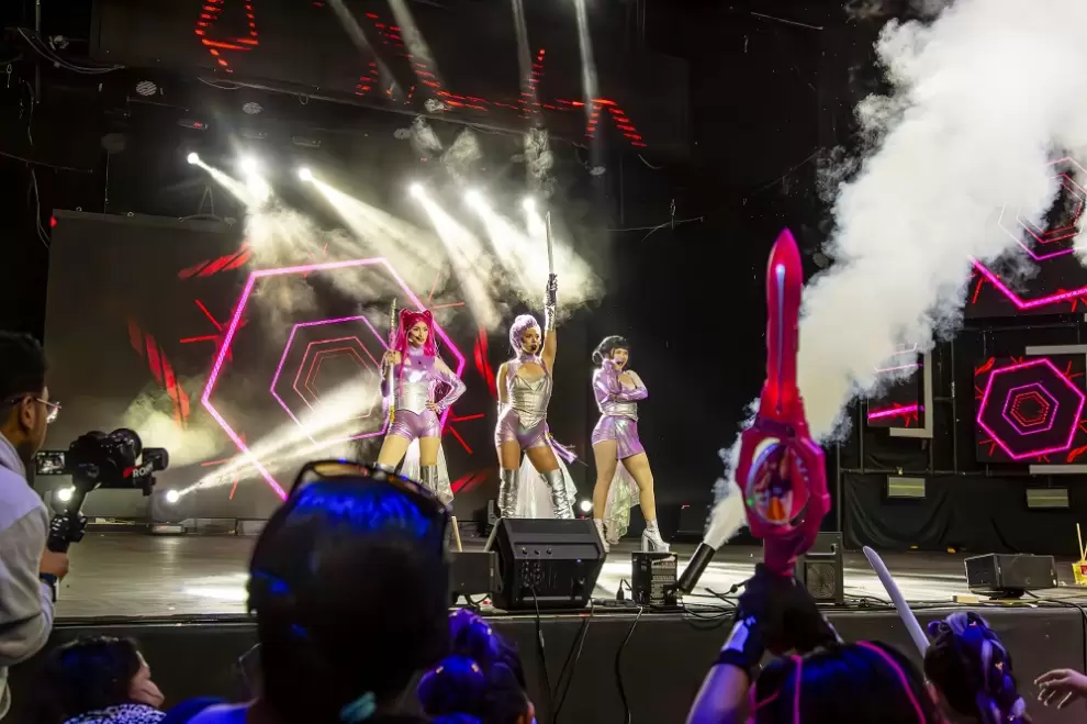 Puesta en escena de "Las Cazadoras K-Pop".