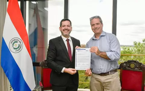 El presidente Ra�l Latorre y el presidente de la Comunidad Jud�a del Paraguay, Humberto Ismajovich.
