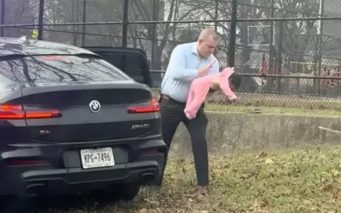 Momento en que el polic�a salva la vida de beb� en Bronx luego de detener el veh�culo por ir alta velocidad.