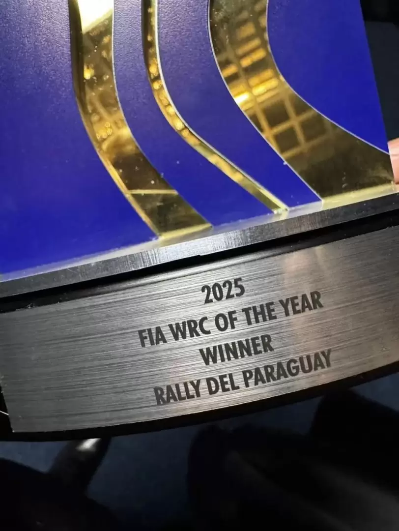 Trofeo para el mejor rally del 2025, el Rally del Paraguay.