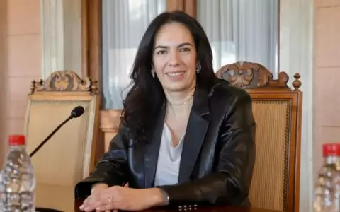 Claudia Centuri�n.
