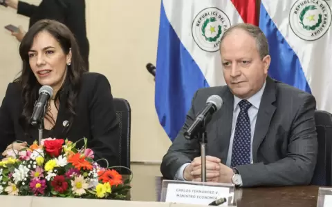 Claudia Centuri�n, ministra de Obras P�blicas y Carlos Fern�ndez Valdovinos, titular del Ministerio de Econom�a y Finanzas.