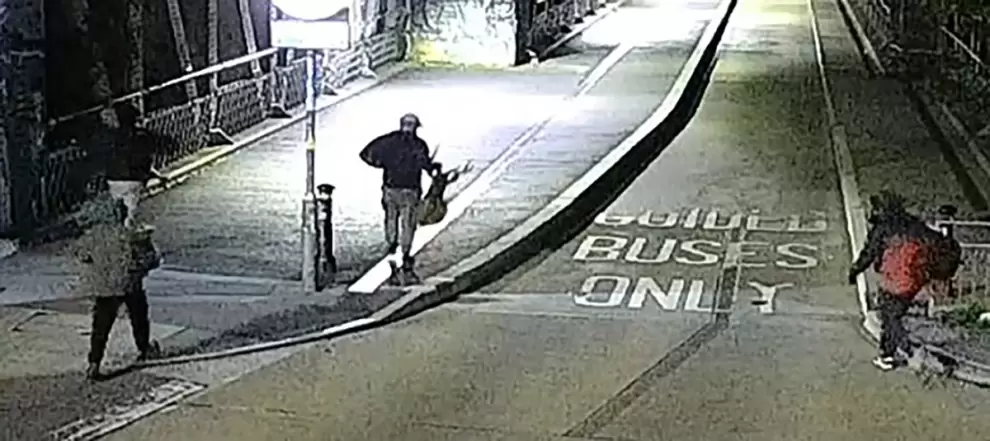 Imagen de seguridad que muestra a hombres cargando bolsas frente al museo de Bristol (25 de septiembre).