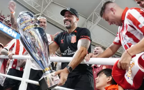 El plantel de Estudiantes llev� el t�tulo de campe�n a Juan Sebasti�n Ver�n, presidente del club, quien se ubicaba en las gradas.