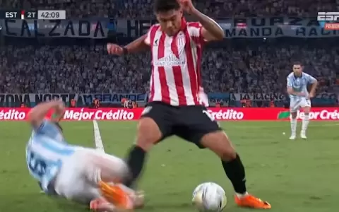Momento en el que Santiago Arzamendia recibe una dur�sima entrada por parte de Juan Nardoni.