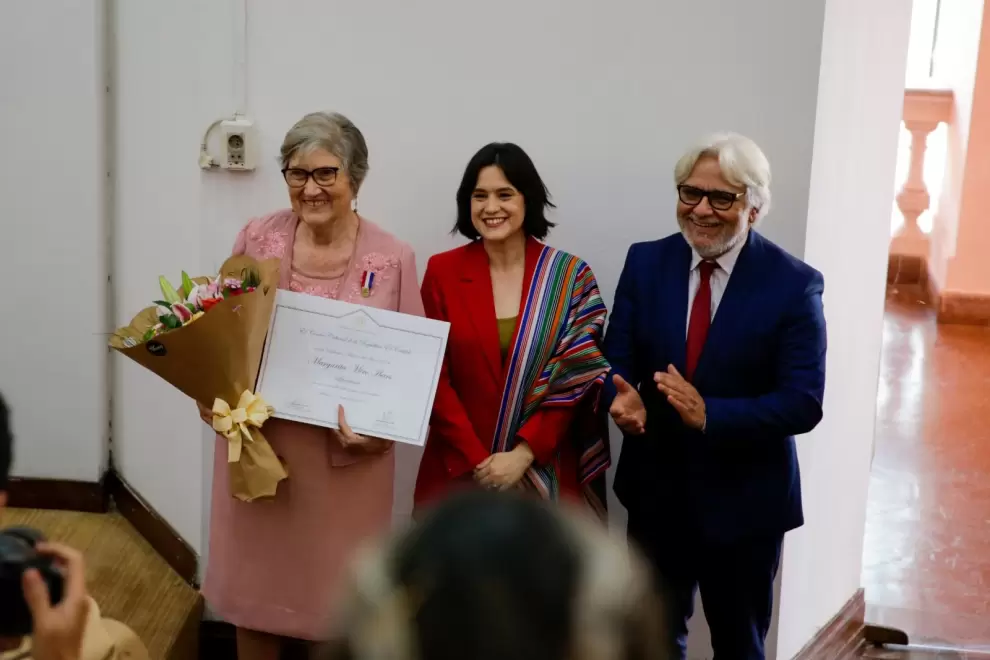 Reconocimiento a Margarita Mir� Ibars como Maestra del Arte en literatura. Cortes�a