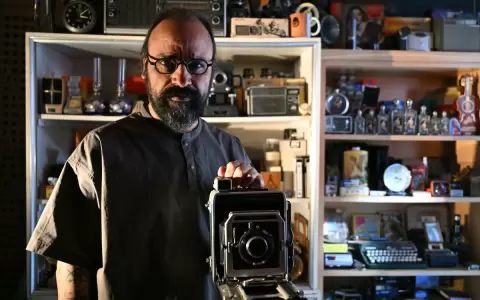 El director sirio Mohamad Abdul Aziz posa para una fotograf�a en su oficina en Damasco el 24 de noviembre de 2025.