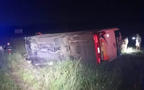 Un bus de larga distancia que regresaba desde Cambori� con 37 pasajeros, volc� en el kil�metro 146 de la ruta PY02, en el departamento de Caaguaz�.